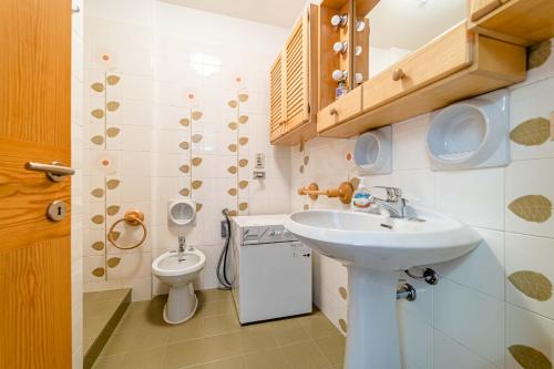 Et badeværelse på Appartamento Civetta