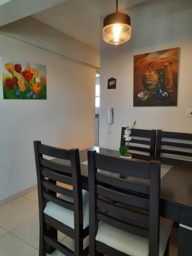 comedor con 2 sillas y mesa en Boulevard Lavalle Apartament en San Miguel de Tucumán