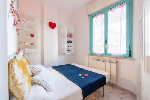 - une petite chambre avec un lit et une fenêtre dans l'établissement Ippocampo Silvi Vacanza, à Silvi Marina