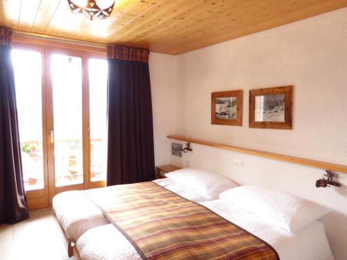 Säng eller sängar i ett rum på Hotel Ermitage Verbier