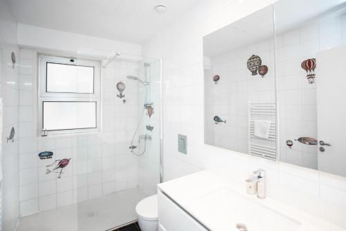 Koupelna v ubytování Mayra Seafront Luxury Apartment (BREAKBOOKING-CY)