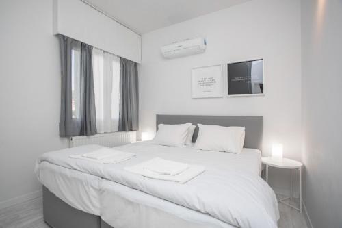 Postel nebo postele na pokoji v ubytování Mayra Seafront Luxury Apartment (BREAKBOOKING-CY)