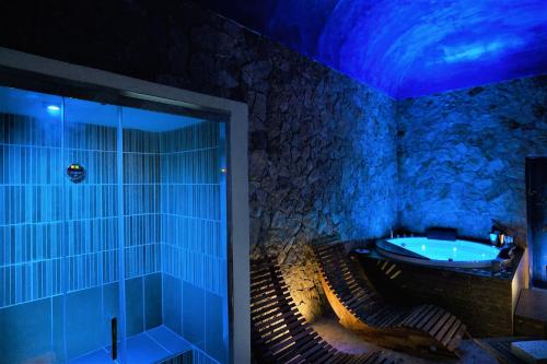Fotografie z fotogalerie ubytování SPA ROOM SICILIA - Intera casa con spa privata Jacuzzi Sauna Bagno di Vapore ad uso illimitato v destinaci Rosolini