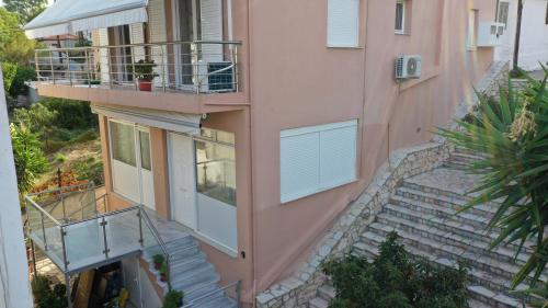 Το κτήριο όπου στεγάζεται  το διαμέρισμα
