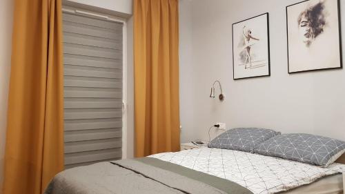 Un pat sau paturi într-o cameră la Apartament przy Onkologii