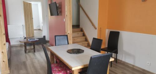 a dining room with a table and chairs at Gîtes Les Grandes Voies - Clé Vacances in Le Ménil