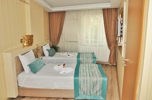 Habitación de hotel con 2 camas y toallas en EViM HOTEL, en Çorlu