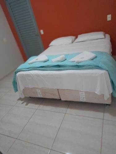 1 cama en una habitación con en Pousada Casebre, en Pirenópolis