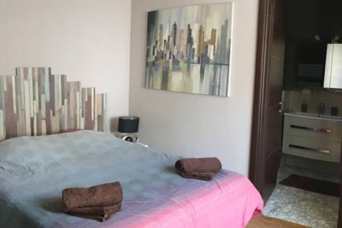 une chambre avec un lit et un tableau au mur dans l'établissement Penthouses+Terrasse 60 m2+Box 2 Vehicules, à Beausoleil