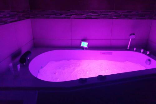 d'une baignoire rose avec un thermomètre. dans l'établissement Penthouses+Terrasse 60 m2+Box 2 Vehicules, à Beausoleil