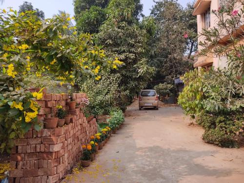 Marttik Gardens في Jhārgrām: سيارة متوقفة في شارع بجانب جدار من الطوب