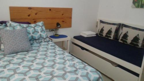 Habitación pequeña con cama y mesita de noche en White Sands shared apartments, en Punta Cana