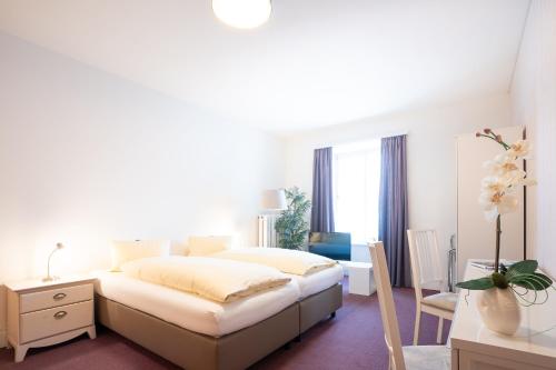 Una cama o camas en una habitación de Hotel Landhaus Adler