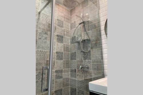 y baño con ducha y lavamanos. en Villa SAGRADA - LE BOHEME ****, en Toulouse