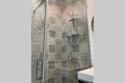 une salle de bain avec douche et lavabo dans l'établissement Villa SAGRADA - LE BOHEME ****, à Toulouse