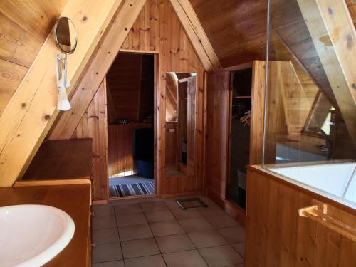 La salle de bains est pourvue de toilettes et d'un lavabo. dans l'établissement le chalet pointu de capucine, à Bourg-Saint-Maurice