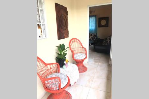 a living room with two chairs and a table at CENTRICO con wifi y luz incluido la romana in La Romana