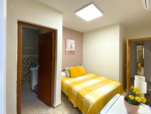 Postel nebo postele na pokoji v ubytování Hostal Azahara