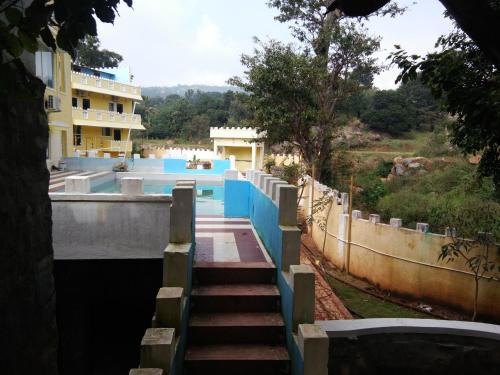 Bazén v ubytování Hill Fort Hotel And Resorts Yelagiri Hills nebo v jeho okolí