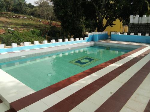 Bazén v ubytování Hill Fort Hotel And Resorts Yelagiri Hills nebo v jeho okolí