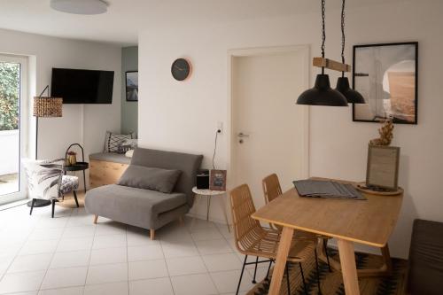 ein Wohnzimmer mit einem Tisch und einem Sofa in der Unterkunft Sohana Lifestyle Apartments I Leilani's & Saskia's Home I Rust in Rust