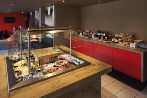a buffet line in a restaurant with a lot of food at ibis Nürnberg Hauptbahnhof in Nürnberg