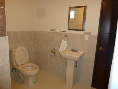 een badkamer met een toilet en een wastafel bij HOTEL GOLD in El Oro de Hidalgo