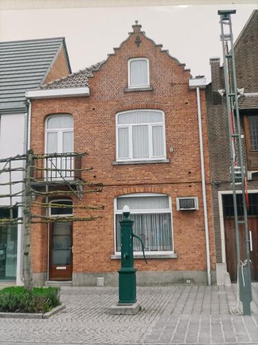 a brick house with a green post in front of it at Moodraz vakantiehuis centrum Peer in Peer