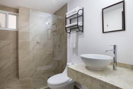y baño con lavabo, aseo y ducha. en DEPARTAMENTO DE LUJO 3 RECAMARAS EN EXCLENTE UBICACION, en Cancún