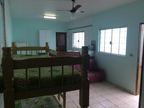 圣塞巴斯蒂安Casa com Amplo quintal no Canto do Mar的一间带床的卧室和一间客厅