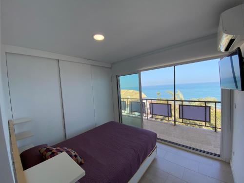 A bed or beds in a room at Ático en primerísima linea de playa!!!