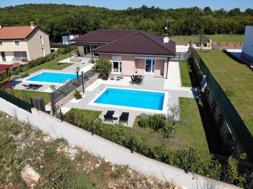 Bazén v ubytovaní Family house Hana alebo v jeho blízkosti