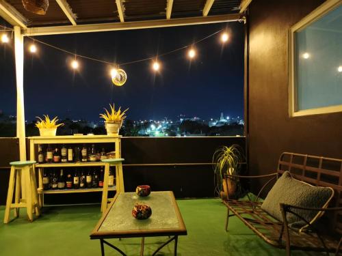 Cette chambre dispose d'une table et offre une vue sur la ville. dans l'établissement Terraza Tuxtla, à Tuxtla Gutiérrez