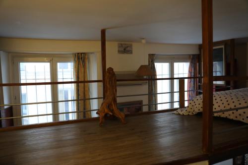 une chambre avec un lit et un parquet dans l'établissement PARISIEN Espace, à Paris