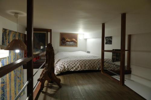 une chambre avec un lit dans une pièce dans l'établissement PARISIEN Espace, à Paris