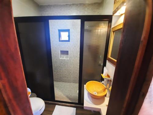 W łazience znajduje się prysznic, toaleta i umywalka. w obiekcie Isla Bonita w mieście Isla Holbox