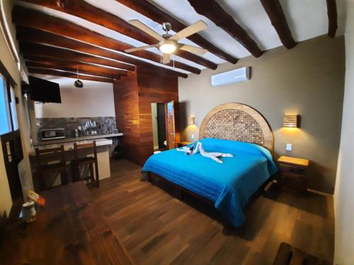 sypialnia z niebieskim łóżkiem z dwoma osobami w obiekcie Isla Bonita w mieście Isla Holbox