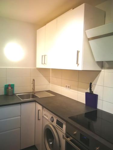 a kitchen with a washing machine and a sink at Central-Apt at Lake, CityCenter 5min, Fair 18min!!! in Nürnberg