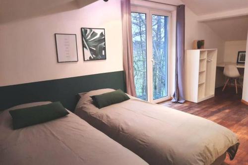 En eller flere senge i et værelse på La pinède - Charmante maison de village