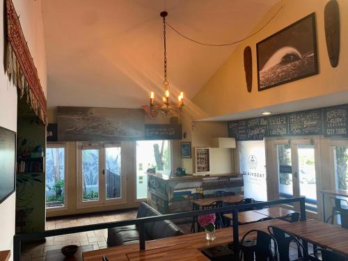 a dining room with a table and some windows at TAS D VIAJE Suites - Hostel Boutique in Punta del Este