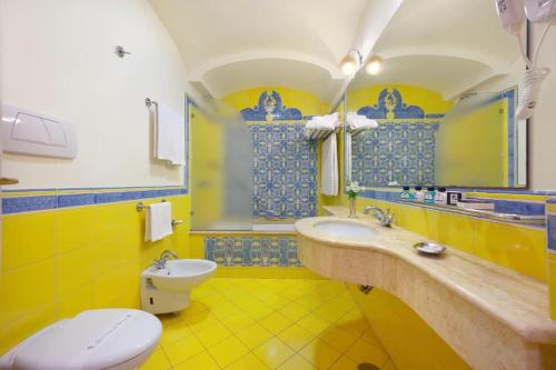 Ett badrum på Grand Hotel La Pace - All Inclusive