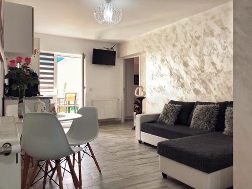 uma sala de estar com um sofá e uma mesa em VERACI Apartments em Sibiu