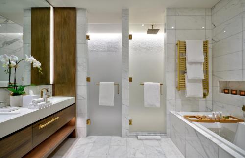 een badkamer met een wastafel en een douche bij The Dupont Circle Hotel in Washington