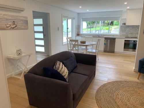 Kuchyň nebo kuchyňský kout v ubytování North Avoca - Superior Beach Flat