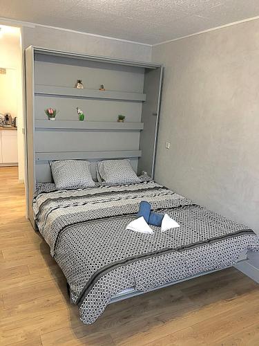 - une chambre avec un lit doté d'une tête de lit grise dans l'établissement appartement Caen, à Caen