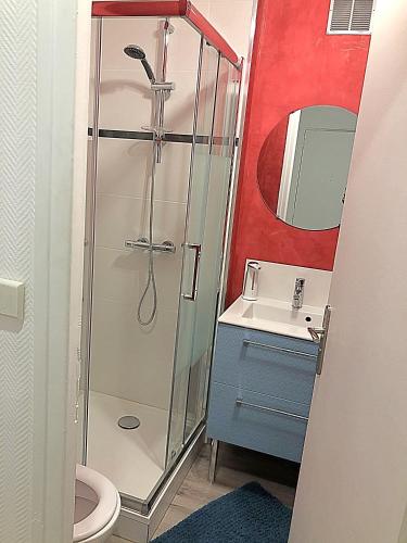 une salle de bain avec douche et lavabo dans l'établissement appartement Caen, à Caen