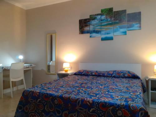 um quarto com uma cama, uma mesa e 2 candeeiros em Black Gold Private Room em Msida