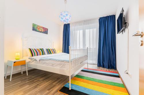 ブラショヴにあるBWA Coresiの子供用ベッドルーム(白いベビーベッド、青いカーテン付)