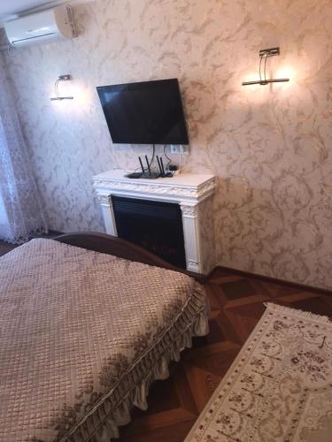 Zimmer mit einem Klavier und einem TV an der Wand in der Unterkunft Однокомнатная квартира. Жилгородок in Atyrau
