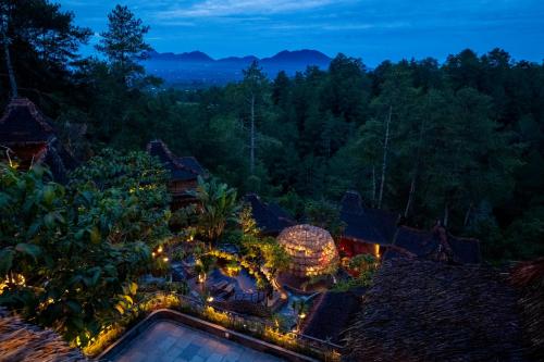 una vista aérea de las villas por la noche en Tira Vilagna Suites & Spa en Kintamani